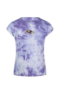 Lila tie-dye t-shirt med korta ärmar, med en Baltimore Ravens-logotyp på bröstet, tillverkad av mjukt bomullsmaterial.