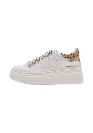 Sneaker in pelle bianca con borchie argento, dettagli leopardati sul tallone, suola platform bianca e spessa, e perforazioni sottili ai lati.