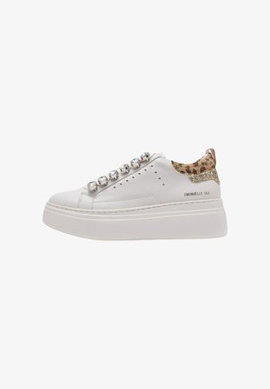 Sneaker in pelle bianca con borchie argento, dettagli leopardati sul tallone, suola platform bianca e spessa, e perforazioni sottili ai lati.