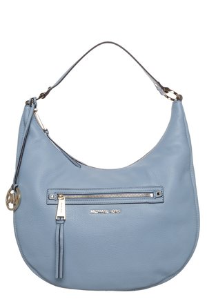 Jasnoniebieska skórzana torba na ramię z pojedynczym paskiem, przednią kieszenią na zamek, złotym suwakiem i brelokiem z logo i napisem Michael Kors.