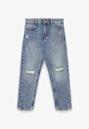 Jasnoniebieskie dżinsy z wysokim stanem, prostymi nogawkami i zdobieniami w stylu distressed, w tym dwa przetarcia w okolicy kolan oraz postrzępione brzegi.