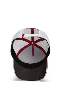 Gorra de camionero con un cuerpo de malla blanca, visera de tela negra y forro interior rojo con un patrón de texto repetido. Cierre ajustable a presión.