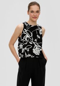 Ärmelloses, schwarzes Oberteil mit einem weißen Blumenmuster. Hergestellt aus leichtem Stoff, leicht verkürztem Design, mit glatter Textur und rundem Halsausschnitt.