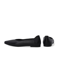 Zwarte leren platte schoenen met een spitse neus, een strak ontwerp, een lage hak en een gladde textuur. Minimalistisch zonder zichtbare hardware of accenten.