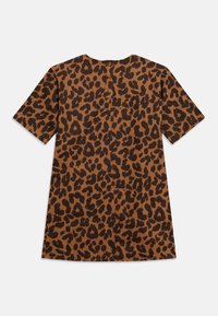 Καφέ κοντομάνικο πουκάμισο με μαύρο μοτίβο λεοπάρ και τρία κουμπιά στο πίσω μέρος του λαιμού.