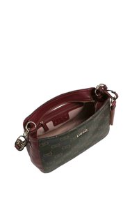 Bolso de mano en verde y burdeos, material texturizado, cierre de cremallera, detalle de logo en el interior, adorno de borla, herrajes metálicos.