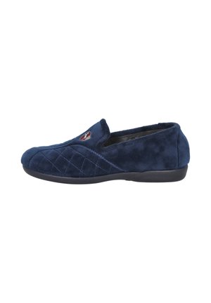 Zapatilla acolchada azul marino para hombre con forro de tela suave y un pequeño emblema de escudo bordado en la parte superior.