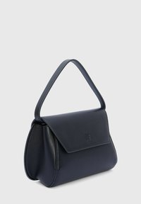 Borsa a tracolla in pelle blu navy con forma strutturata, pattina piatta e manico singolo. Presenta una leggera impressione del logo sulla parte anteriore. Texture liscia.