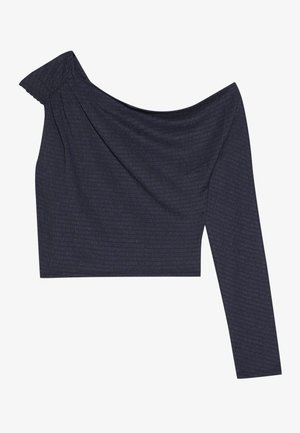 Top corto blu scuro con una manica lunga e un collo asimmetrico. Tessuto testurizzato con sottili righe orizzontali.