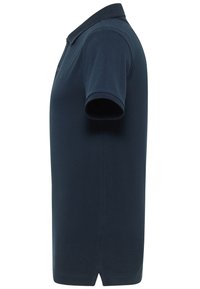 Granatowa bawełniana koszulka polo z kołnierzykiem, krótkimi rękawami, trzema guzikami i bocznymi szczelinami. Gładka faktura, klasyczny design.