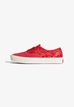 Røde lærreds sneakers med gult blomsterbroderi, rund tå, hvid gummisål og snørelukning foran. Har syningsdetaljer.
