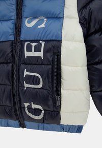 Guess COLOR-BLOCK OPTIK LOGO - Giacca invernale - mehrfarbig grundton blau