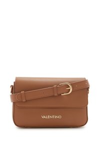 Sac bandoulière en cuir marron avec une surface texturée, quincaillerie dorée, une sangle à boucle et le nom de la marque embossé à l'avant.