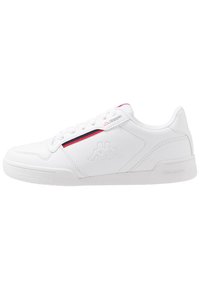 Weiße Sportschuhe aus synthetischem Material, mit einem Low-Top-Design, runder Zehenpartie, flacher Gummisohle, seitlichem Logo und roten sowie blauen Akzenten.