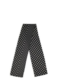 Zwarte sjaal met verschillende maten witte stippen die diagonaal zijn gerangschikt. Zacht, lichtgewicht stof met een gladde textuur.