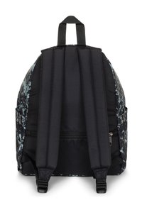 Zaino nero con spallacci imbottiti, caratterizzato da un motivo strutturato in blu e bianco. Include una tasca frontale con zip e tasche laterali.