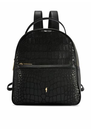 Czarny plecak z ekologicznej skóry krokodyla z przednią kieszenią na zamek, złotym suwakiem i małym złotym logo na dole pośrodku.