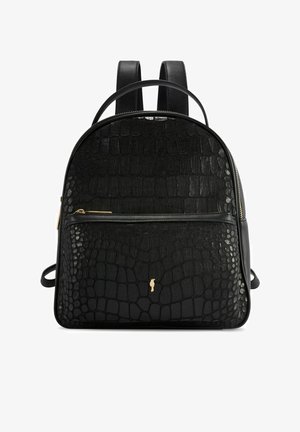 Czarny plecak z ekologicznej skóry krokodyla z przednią kieszenią na zamek, złotym suwakiem i małym złotym logo na dole pośrodku.