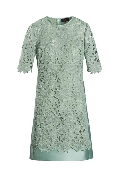 Mintgroene jurk met een ingewikkelde bloemenkant overlay, korte mouwen en een gladde satijnen basis. Achteraan ritsluiting.