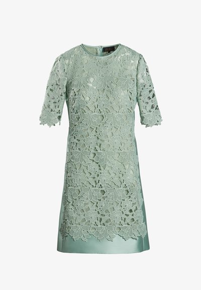 Mentazöld ruha bonyolult virágmintás csipkeborítással, rövid ujjakkal és sima selyem alapkal. Hátul cipzárral záródik.