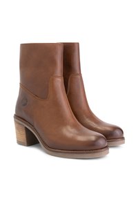 Bruine leren enkelboots met een gladde textuur, ronde neus en een gestapelde houten hak. Voorzien van minimalistische uitsparingen aan de zijkant en een logo-detail.