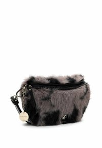 Mała prostokątna torebka crossbody w odcieniach szaro-czarnych z futerka syntetycznego, z zamkiem błyskawicznym i metalową metką logo przymocowaną do czarnego skórzanego paska.