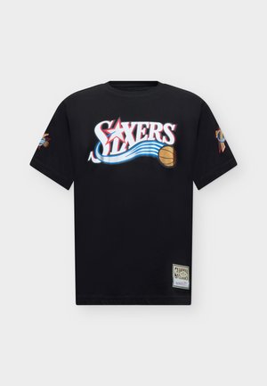 Mitchell & Ness, NBA NAME & NUMBER CLASSIC TEE PHILADELPHIA 76ERS  ALLEN IVERSON - Клубно облекло - black