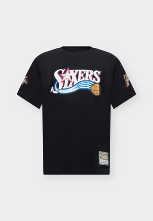 Mitchell & Ness, NBA NAME & NUMBER CLASSIC TEE PHILADELPHIA 76ERS ALLEN IVERSON - Клубно облекло - black