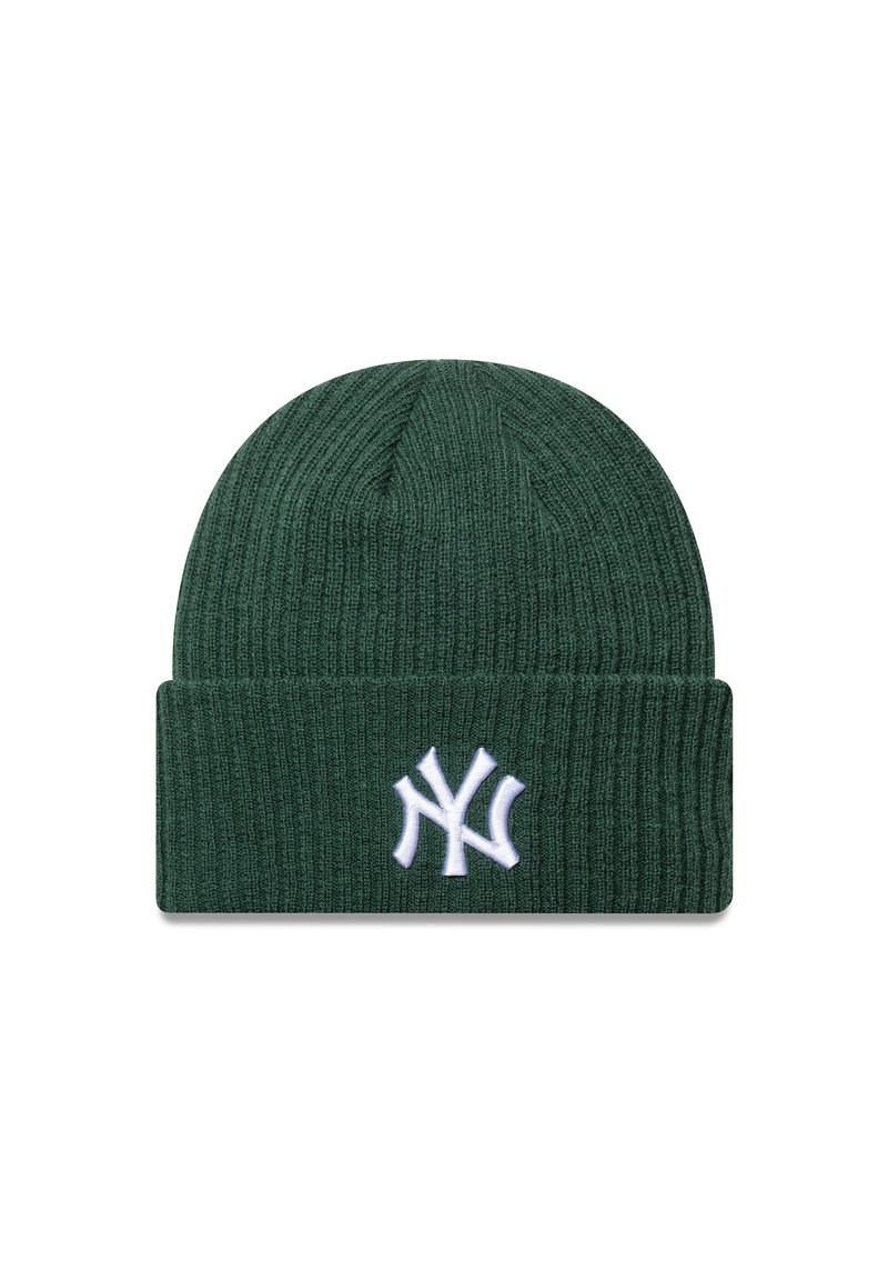 Gorro de punto verde con banda doblada, que presenta un logo bordado en blanco en la parte frontal. Fabricado con un material de punto suave y texturizado.