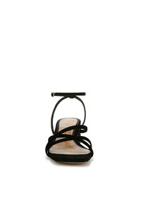 Zwarte suede sandalen met bandjes, voorzien van een dunne enkelband, open teenontwerp en een zacht voetbed. Heeft meerdere gekruiste bandjes over de voet.