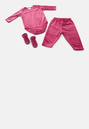 Rosa babytøysett som inkluderer en langermet body med mønster, bukser og matchende sokker, alt i myk, strukturert stoff.