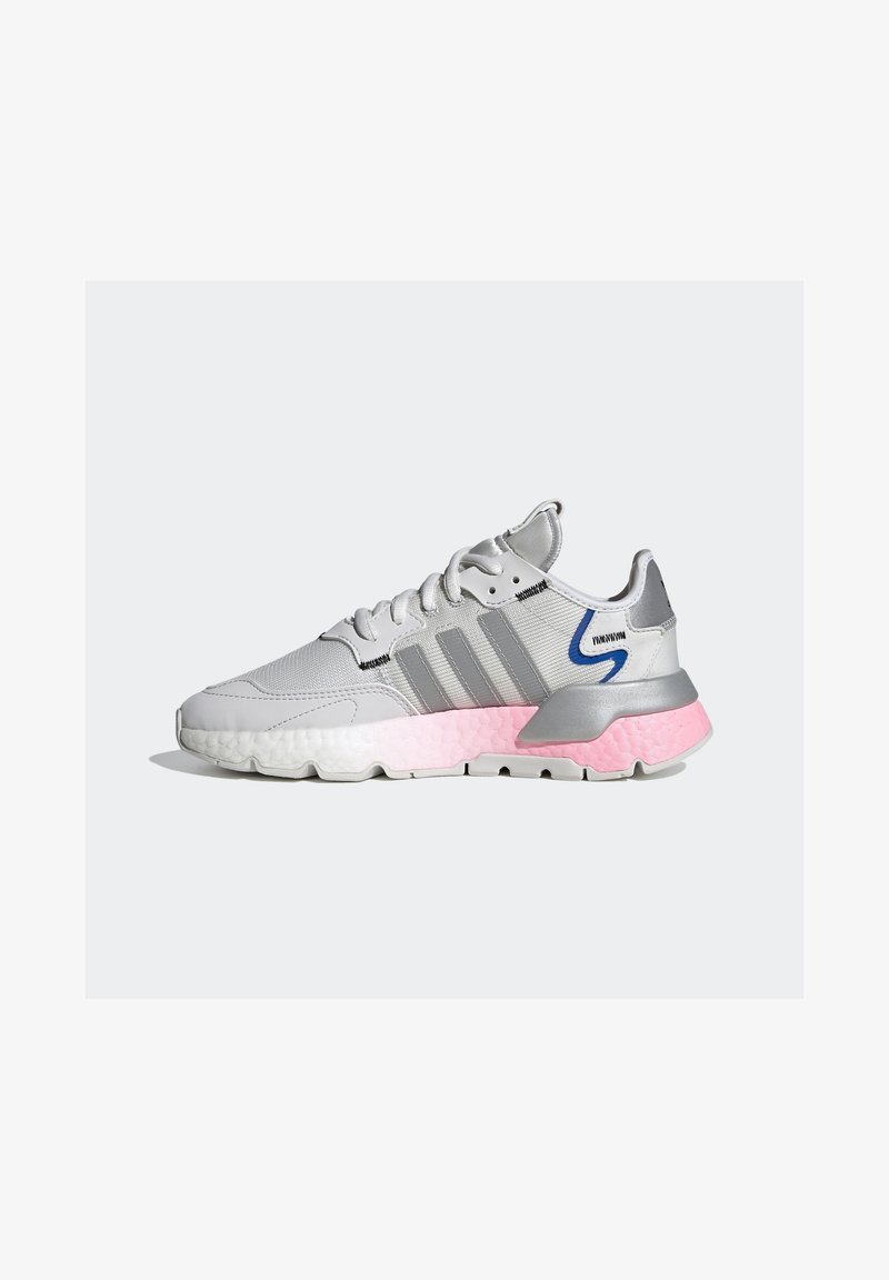 Szara sportowa obuwie z siateczkowym i syntetycznym wierzchem, trzema szarymi paskami, srebrnymi akcentami oraz teksturowaną różowo-białą podeszwą.
