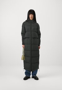 Guess FAUSTINE LONG - Dunkåpe / -frakk - jet black