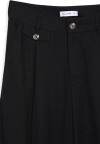 Pantalon noir en tissu texturé, avec une taille haute, deux boutons à l'avant et des plis à l'avant. Étiqueté "CALLIOPE." Taille S.