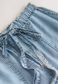 REGULAR FIT - Shorts vaqueros - blue