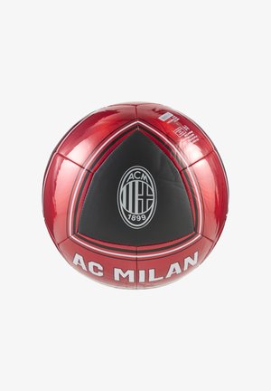 Balón de fútbol rojo y negro con el logo del AC Milan, superficie brillante, diseño tradicional de paneles hexagonales, con letras blancas en la parte inferior.