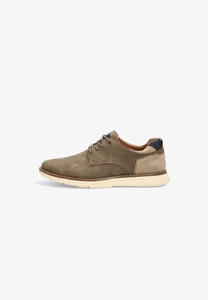 Zapato casual marrón de ante con cordones, suela beige y cuello acolchado, mostrado de lado sobre un fondo blanco.