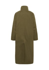 Lange olijfgroene jas gezien van achteren met een hoge kraag, lange mouwen en een centrale rugsplit aan de zoom.