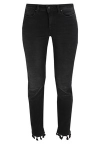 Jeans de mezclilla negra con corte ajustado, que cuentan con un dobladillo deshilachado, diseño clásico de cinco bolsillos y costuras en contraste en la cinturilla.