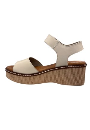 Sandalias de cuña beige con una amplia puntera abierta y correa ajustable en el tobillo, con una plataforma tejida texturizada y detalle de costura en contraste.