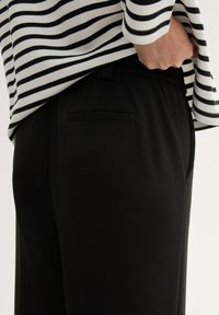 TOM TAILOR CROPPED MIT GERADEM BEIN - Broek - deep black