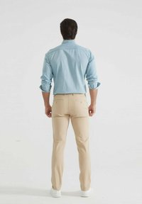 Yves Enzo Chino - beige