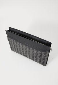 Sort clutch taske med et geometrisk mønster i grå, med lynlåslukning og glatte læderdetaljer. Flad og rektangulær form, minimalistisk design.