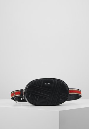 Bolso cinturón de cuero acolchado en forma ovalada negra con logo plateado de DKNY y correa ajustable de tela a rayas en rojo, negro y blanco.