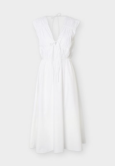 Robe midi blanche sans manches avec décolleté en V profond, épaules froncées, liens au cou et à la taille, et jupe fluide en forme trapèze.