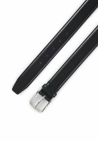 Cinturón de cuero negro con textura suave, hebilla de metal plateado y múltiples agujeros para ajuste. Presenta extremos afilados para un diseño elegante.