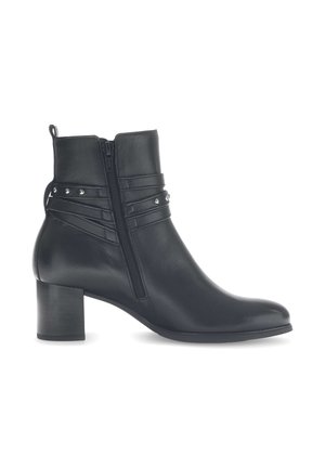 Zwarte lederen enkellaars met een zijrits, een gestapelde hak en horizontale banddetails versierd met kleine studs. Gladde afwerking.