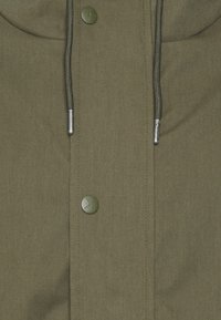 Olivgrüne Jacke aus glattem Stoff, mit zentralem Reißverschluss, zwei Druckknöpfen und verstellbarem Kordelzug für einen sicheren Sitz.