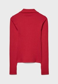 Polo rouge à manches longues côtelé avec col. Présente une coupe ajustée et une texture douce. L'ourlet est droit sans détails supplémentaires.