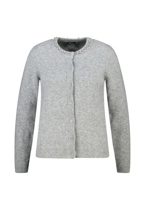 Cardigan gris clair à manches longues avec boutons, col rond orné de petites perles et de perles décoratives.
